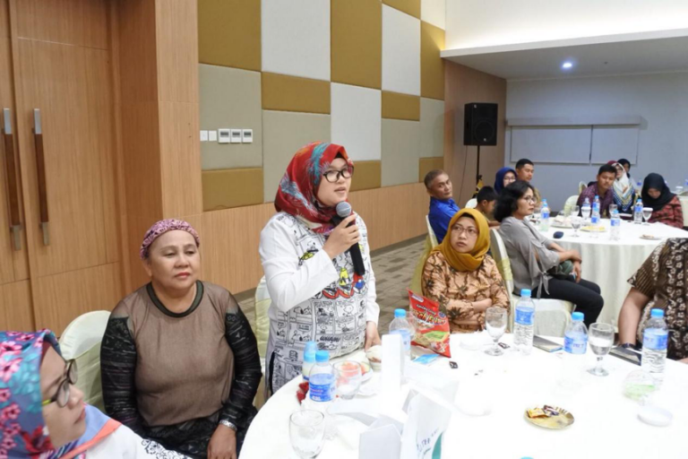 Peserta Health talk yang sedang memberikan pertanyaan