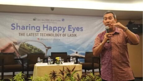 Dokter spesialis mata Ciputra SMG Eye Clinic, dr. Heru Mahendrata Singgih, Sp.M, sebagai pembicara.