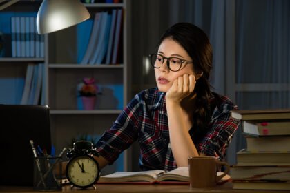 Kacamata minus dan lensa kotak dapat membantu Anda melihat lebih jelas terutama penglihatan jarak jauh.