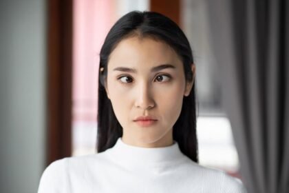 Woman,Suffering,From,Strabismus,,Eye,Sickness,Or,Disorder,,Eye,Care, Ketahui Mata Juling pada Anak dan Dewasa