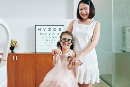Happy,Mother,And,Daughter,In,Trial,Frames,In,Office,Of Katarak pada Anak