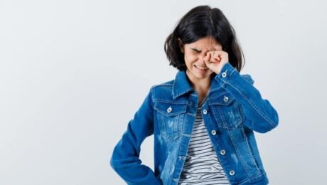 7 Penyebab Mata Anak Sering Berkedip, Salah Satunya Akibat Radiasi Gadget
